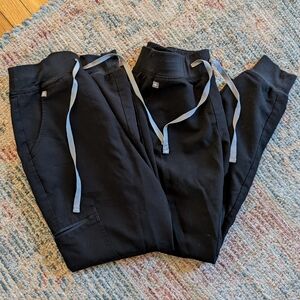 2 pairs black figs joggers SP